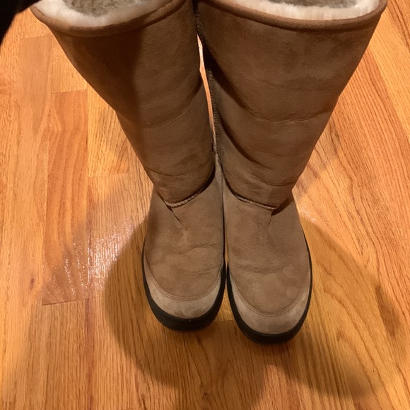 Uggs Women Chestnut Size 9….can be worn up or folder over - Picture 2 of 6